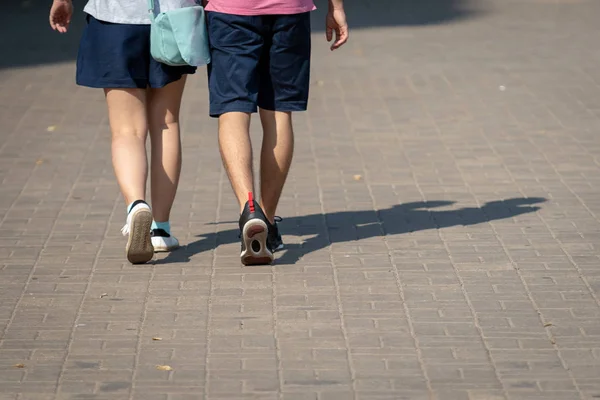 Słoneczny Dzień Kilka Osób Wzdłuż Chodnika Ludzkie Cienie Widoczne Chodniku — Zdjęcie stockowe