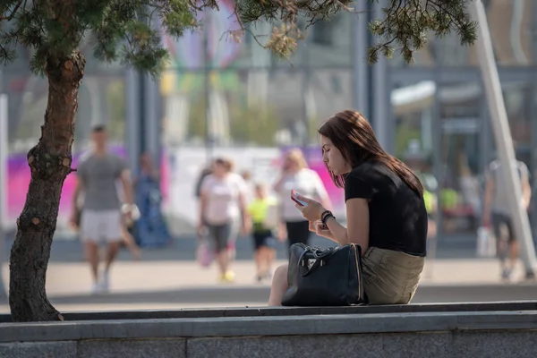 Riga Latvia Julio 2018 Una Joven Sienta Banco Borde Calle —  Fotos de Stock