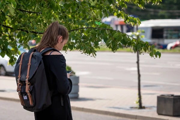 Riga Łotwa Lipca 2018 Upalne Dni Kobieta Plecakiem Stoi Skraju — Zdjęcie stockowe