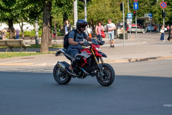 Riga Latvia July 2018 Seorang Pria Mengendarai Sepeda Motor Melintasi — Stok Foto