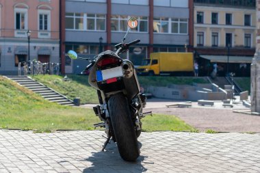 Kaldırımda büyük lastikleri ile motosiklet. Arkadan görüntülemek.