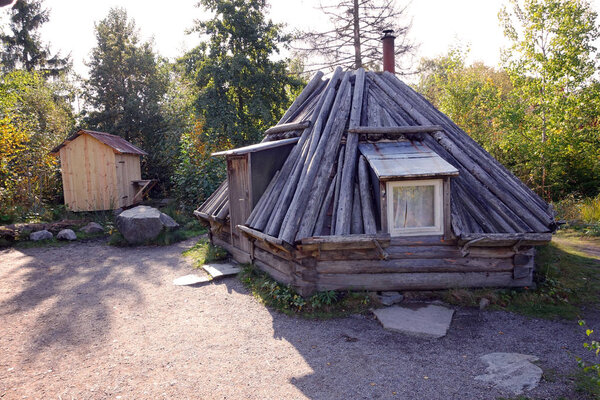 Осенний пейзаж шведской сельской местности с древними зданиями
.