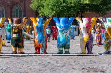 Riga, Letonya - 27 Temmuz 2018: United dostum ayı sergi. Kent sakinleri ve turistler bakarak ve Old Town square sergide fotoğraf çekimi.