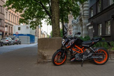 Riga, Letonya - 27 Temmuz 2018: Enduro motosiklet açık kafe sokak tarafında duruyor.