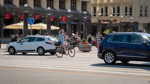 Riga Latvia Julho 2018 Ciclistas Pedestres Atravessam Rua Através Uma — Fotografia de Stock