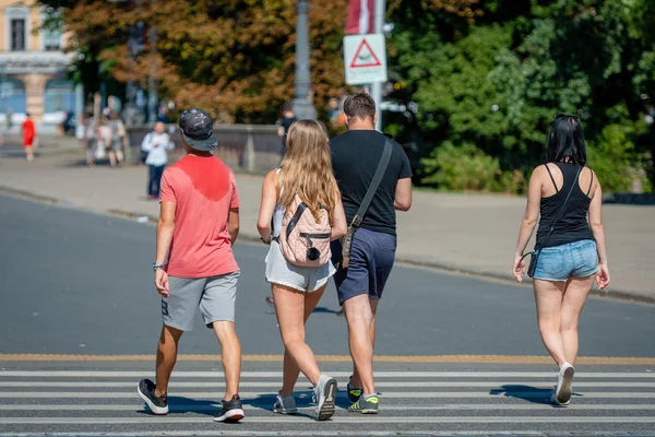 Riga Lettland Juli 2018 Fotgängare Korsar Gatan Genom Ett Övergångsställe — Stockfoto