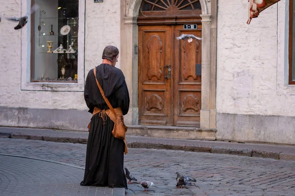 Riga Latvia July 2018 Man Medieval Clothes Old Town Street — Stock Photo, Image