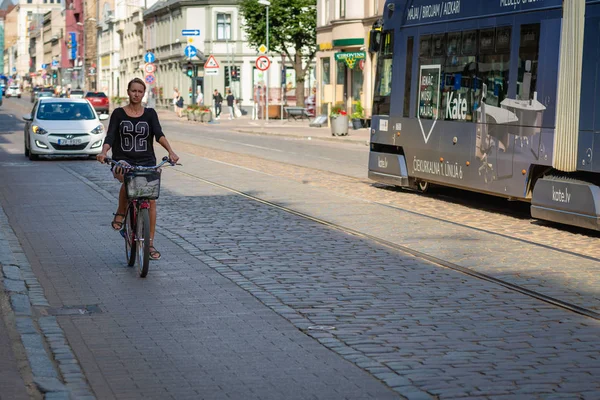 Riga Latvia Julio 2018 Una Mujer Con Paseo Bicicleta Por — Foto de Stock