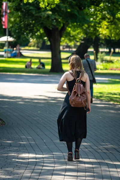 Dziewczynka Plecakiem Spaceru Wzdłuż Parku Miejskiego — Zdjęcie stockowe