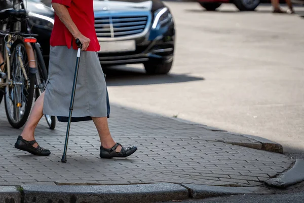 Una Anciana Con Palo Cruza Calle —  Fotos de Stock