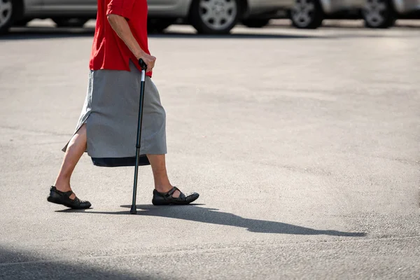 Una Anciana Con Palo Cruza Calle Sobre Asfalto Visto Sombra —  Fotos de Stock