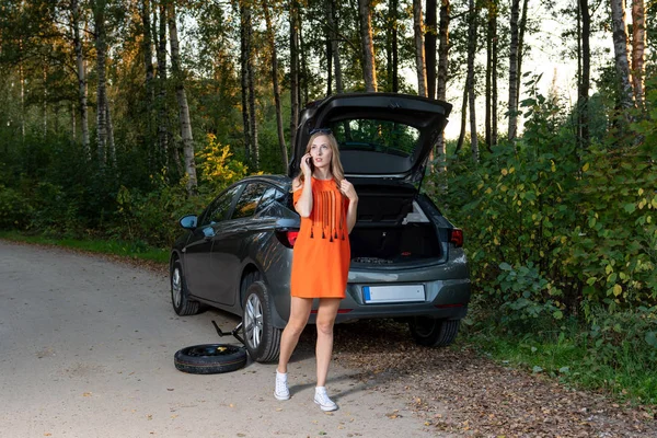 Besorgte Frau Telefoniert Der Nähe Des Kaputten Autos — Stockfoto