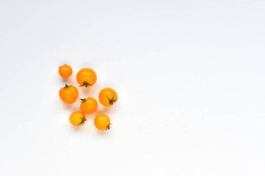 Sonbaharda hasat. Beyaz zemin üzerine sarı küçük domates.