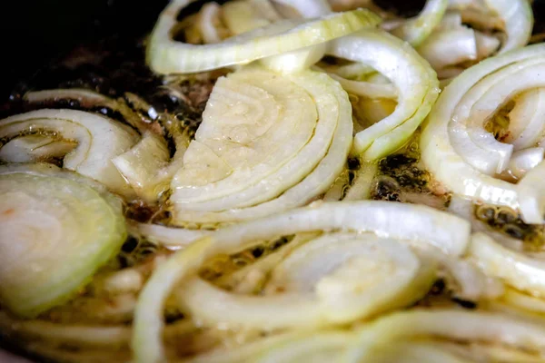 在煎锅里煎洋葱 把切碎的洋葱放在油中烤 — 图库照片