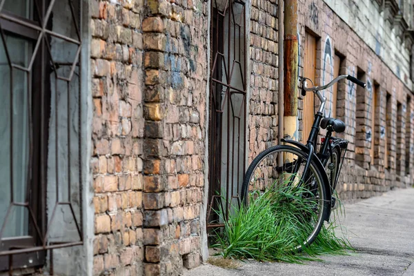 Calha Edifício Tijolo Velha Com Uma Fechadura Uniu Bicicleta Preta — Fotografia de Stock