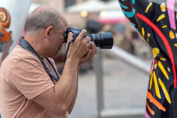 Homme Avec Appareil Photo Photographié Dans Rue — Photo