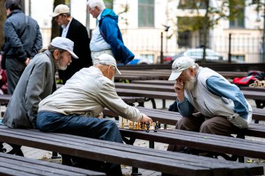 Riga, Letonya - 14 Eylül 2018: park bankların üzerinde oturan ve satranç oynarken erkekler.
