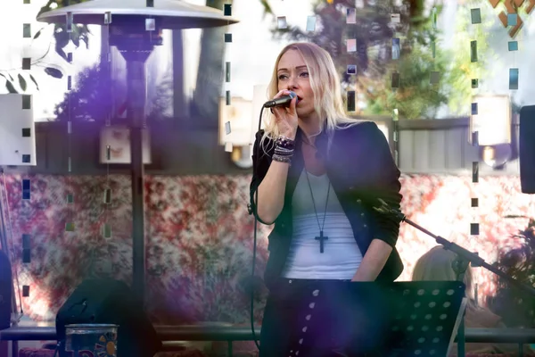 Riga Latvia September 2018 Blonde Woman Sings Karaoke Outdoor Cafe — Stock Photo, Image
