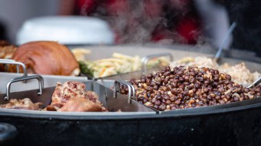 Letonya ulusal mutfağı. Çeşitli sıcak yemekler, et, büyük bir Pan bezelye.
