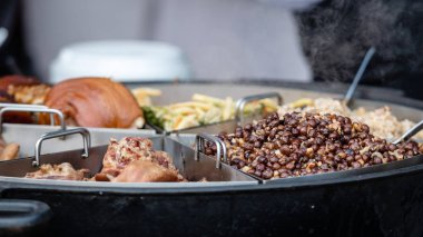 Letonya ulusal mutfağı. Çeşitli sıcak yemekler, et, büyük bir Pan bezelye.