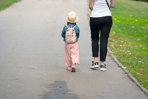 Dziewczynka Plecaka Mama Przejść Chodniku Widok Tyłu — Zdjęcie stockowe