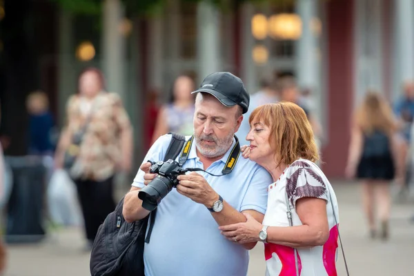 観光客がカメラで写真を見ているリガ ラトビア 2018 — ストック写真