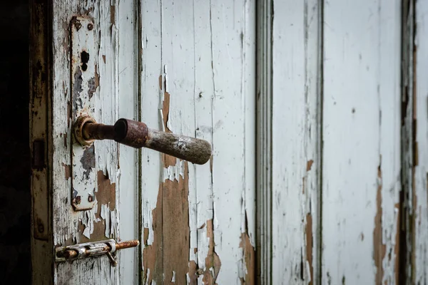 Селективная Фокусная Фотография Старая Деревянная Дверь Поврежденной Краской — стоковое фото