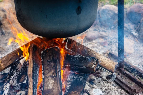 Close Van Voedsel Pot Hangt Boven Het Vuur Branden — Stockfoto