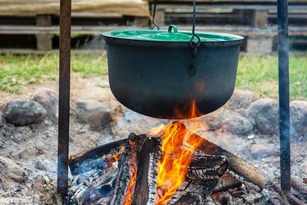 Nahaufnahme Eines Kochtopfes Hängt Über Brennendem Feuer — Stockfoto