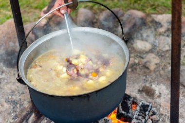 Kamp ateşi üzerinde bir tencerede yemek. Yaz kamp kavramı.