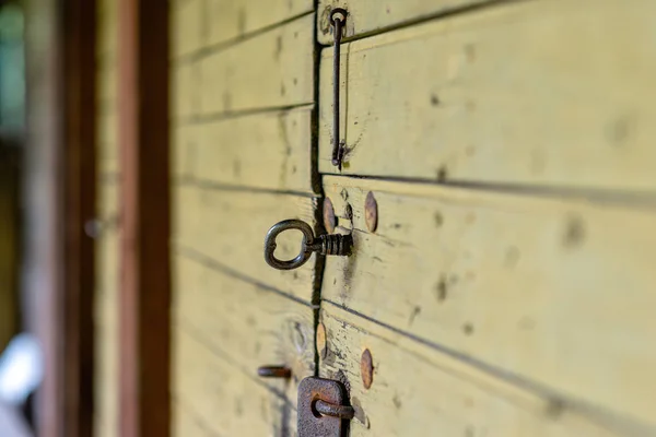 Concentration Sélective Une Ancienne Grange Avec Des Portes Bois Une — Photo