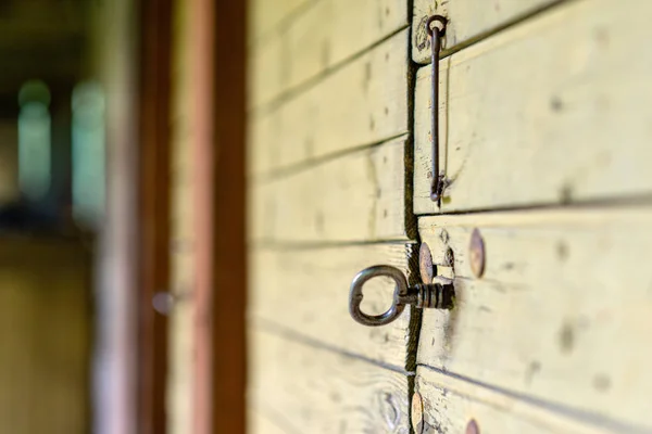 Выборочный Фокус Старый Амбар Деревянными Дверями Ключом — стоковое фото