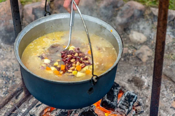 Μαγείρεμα Των Τροφίμων Μια Κατσαρόλα Στη Φωτιά Καλοκαιρινή Κατασκήνωση Έννοια — Φωτογραφία Αρχείου