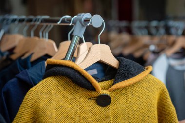 Raf bir pazarda renkli elbise dayan