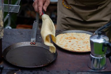 Bir erkekte bir açık hava piknik pişmiş krep.