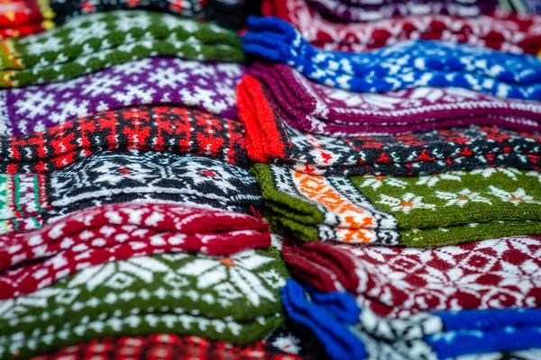 Traditionelle Lettland Gestrickte Wollhandschuhe Und Socken — Stockfoto
