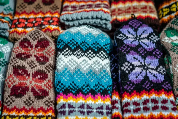 Traditionelle Lettland Gestrickte Wollhandschuhe Und Socken — Stockfoto