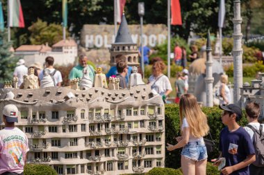 Klagenfurf, Carinthia, Avusturya - 07 Ağustos 2018: Park Minimundus am Worthersee. En ünlü tarihi binalar ve yapılar dünyanın modelleri. Ölçek 1:25