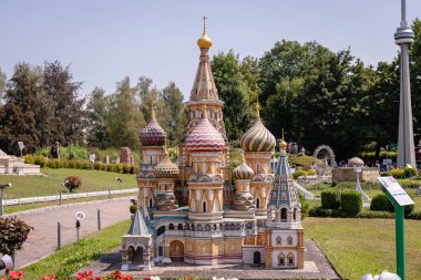 Klagenfurt, Carinthia, Avusturya - 07 Ağustos 2018: Park Minimundus am Worthersee. En ünlü tarihi binalar ve yapılar dünyanın modelleri. Ölçek 1:25