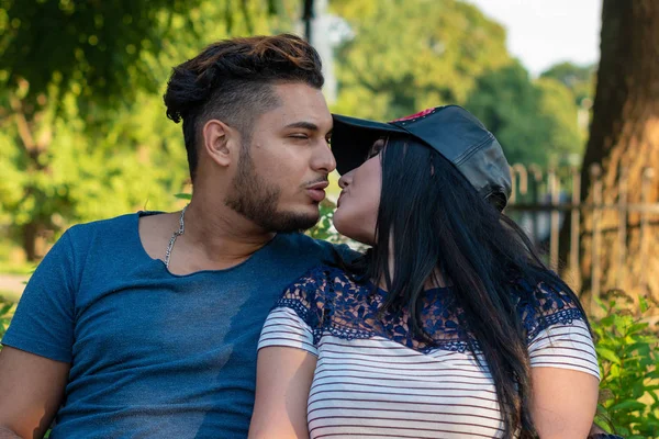 ラトビア 2018 公園でキスの愛の若いカップル — ストック写真