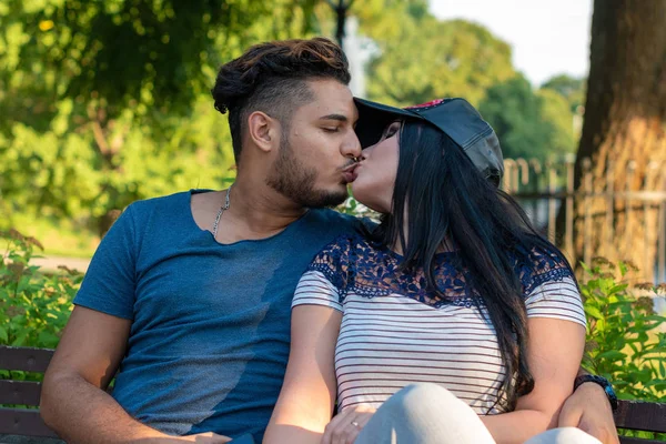 拉脱维亚 2018年7月26日 年轻夫妇在爱亲吻在公园 — 图库照片
