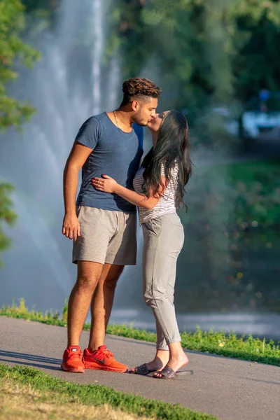 ラトビア 2018 公園でキスの愛の若いカップル — ストック写真