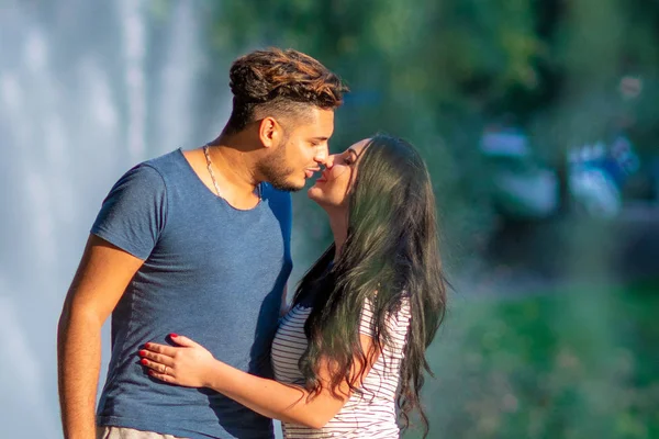 Riga Latvia Julho 2018 Jovem Casal Apaixonado Beijando Parque — Fotografia de Stock