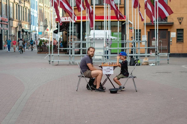 Riga Letonia Julio 2018 Joven Calle Jugando Ajedrez Por Dinero — Foto de Stock