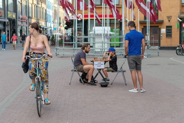 Riga Letonia Julio 2018 Joven Calle Jugando Ajedrez Por Dinero — Foto de Stock
