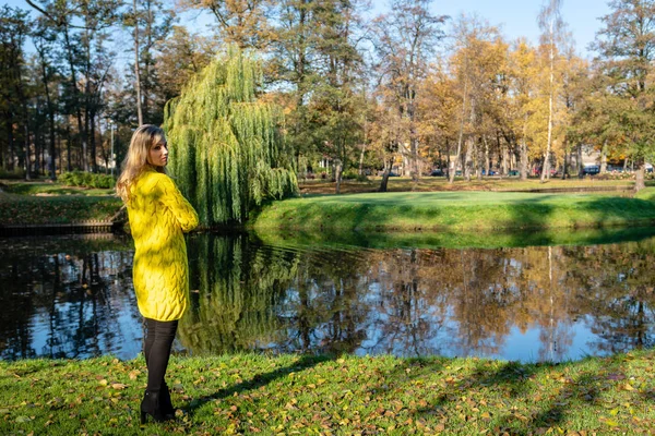 Uma Mulher Jovem Bonita Loira Que Caminha Pelo Parque Outono — Fotografia de Stock
