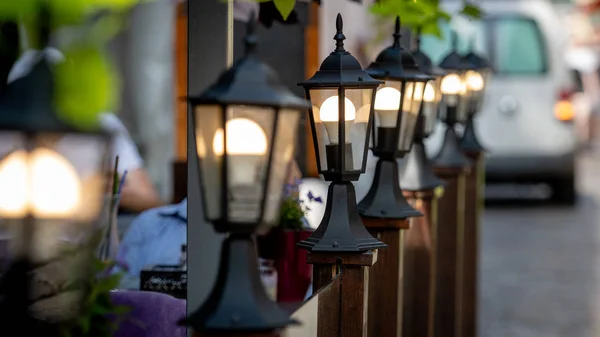 Dekorativa Lyktor Längs Gatan Café Barriären — Stockfoto