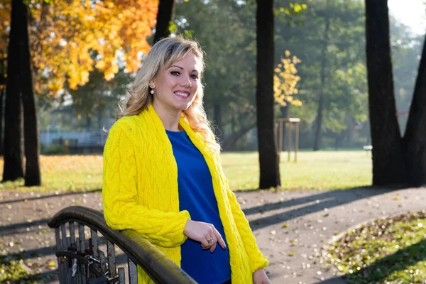 Uma Mulher Jovem Bonita Loira Que Caminha Pelo Parque Outono — Fotografia de Stock