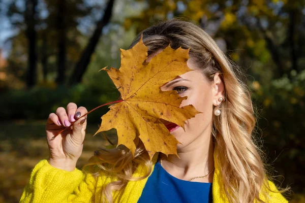 Молодая Красивая Блондинка Гуляющая Осеннему Парку Радующаяся Красочным Листьям Деревьев — стоковое фото