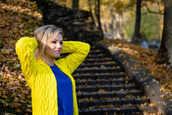 Young Beautiful Blonde Woman Walking Autumn Park Rejoice Colorful Tree — Stock Photo, Image